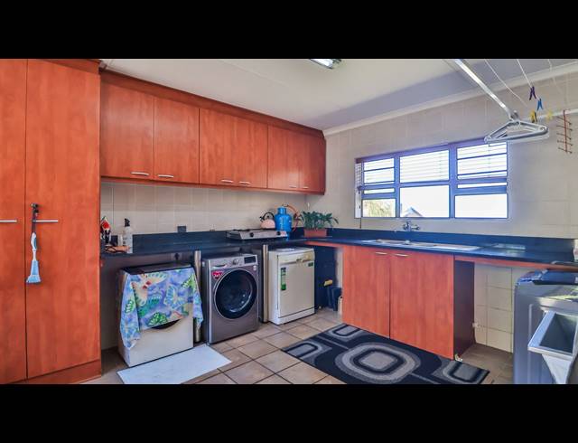5 BEDROOM HOUSE FOR SALE IN DANA BAY